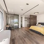 Jojo Seafront Villa *