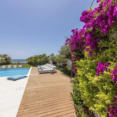 Jojo Seafront Villa *